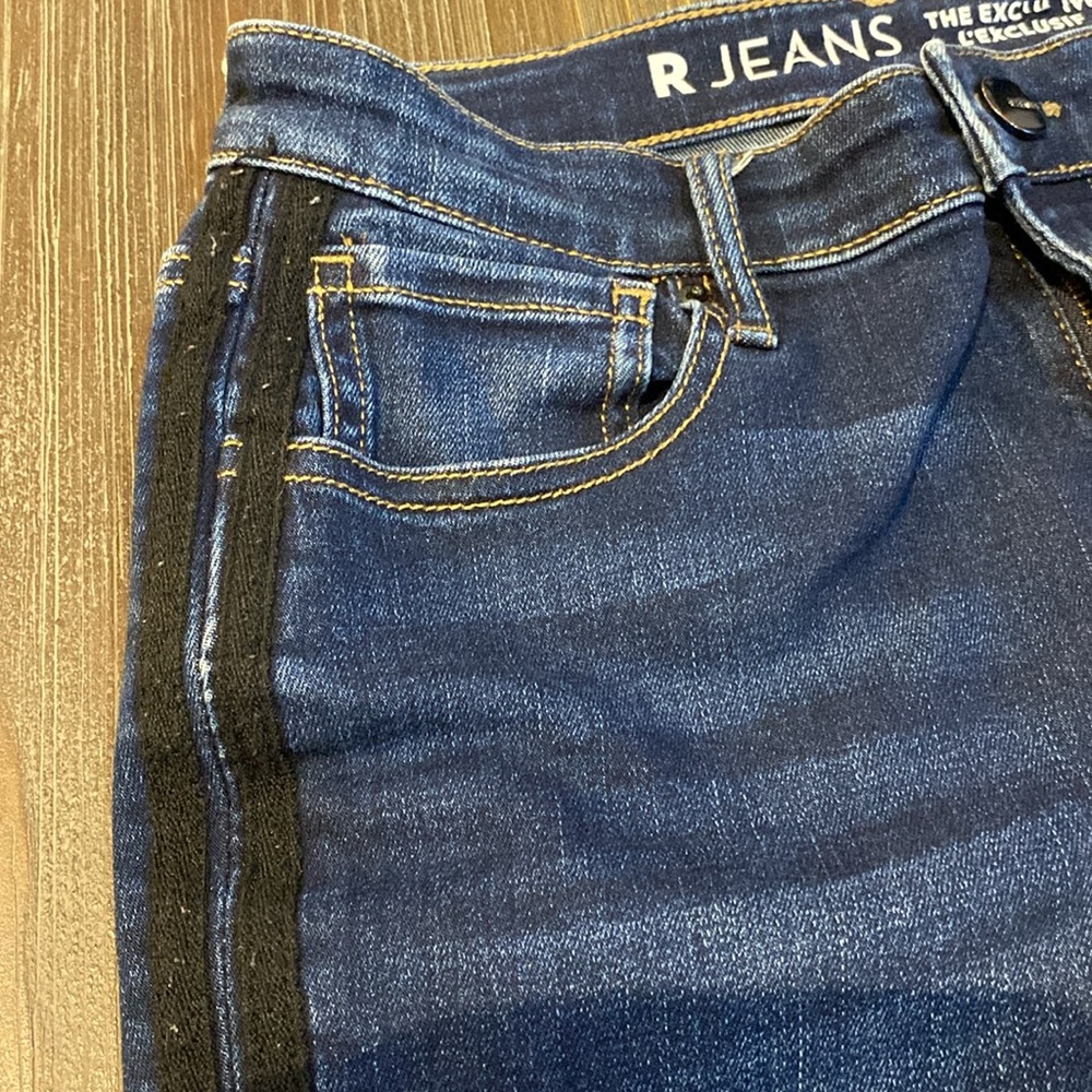 R jeans in lovely dark denim with some fading and piping down the sides.